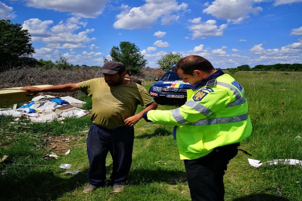 Bărbat din Găești, surprins de polițiștii locali în timp ce descărca moloz pe islazul orașului