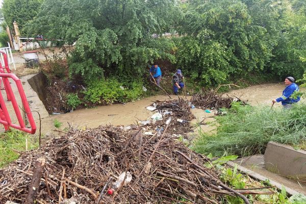 O alunecare de teren produsă din cauza ploilor a distrus drumul și amenință mai multe locuințe