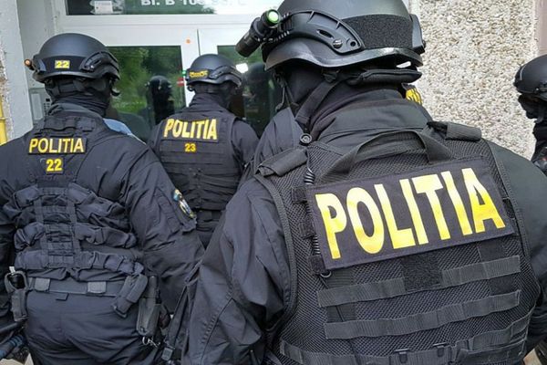 Percheziții și în Dâmbovița la persoane acuzate că ar fi înșelat o firmă. Acestea ar fi postat un anunț fals de vânzare a unor materiale de construcții, în numele unei societăți din județul Giurgiu