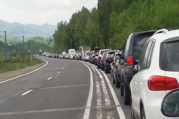 Situația traficului rutier pe principalele drumuri din țară, în prima zi după relaxarea restricțiilor. Cum se circulă pe DN 1 