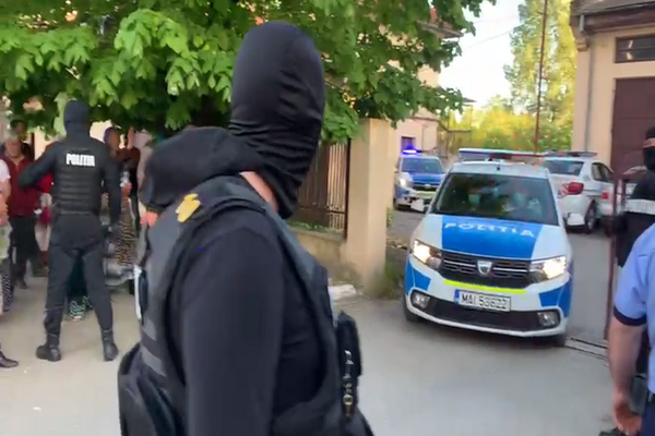 Dâmbovița. Cinci bărbați, duși la penitenciar după o tâlhărie urmată de moartea victimei. Iată ce au făcut rudele în fața sediului poliției