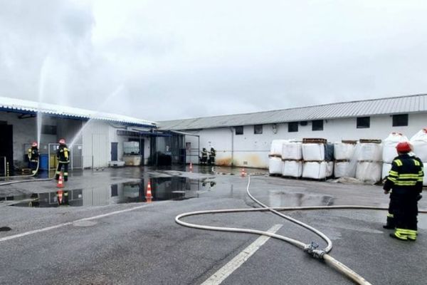 Apă amoniacală, deversată de o firmă din Doiceşti. Exerciţiu al ISU Dâmbovița