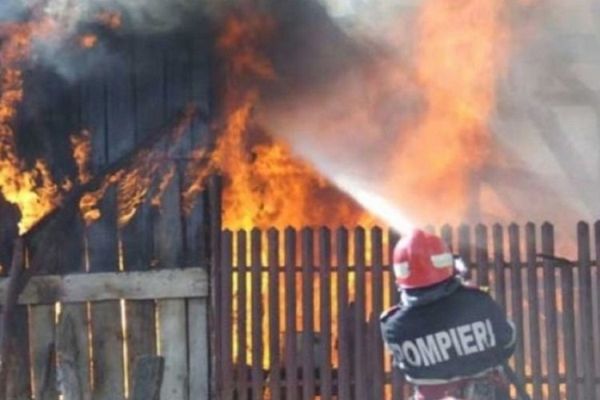 O casă din Răcari a fost cuprinsă de flăcări