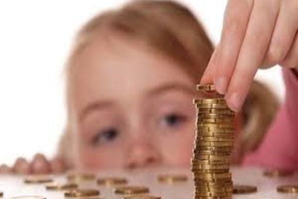 Alocațiile pentru copii ar trebui să crească la 1 iulie. Câți bani vor primi părinții 