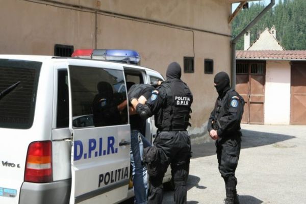  Dâmbovița. Percheziții la persoane acuzate de furt. Un pistol şi telefoane, printre obiectele găsite