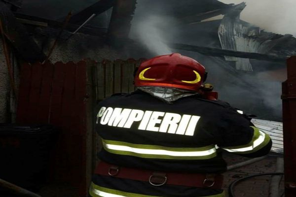 Dâmbovița: Incendiu puternic la o anexă gospodărească