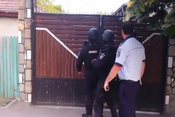 Percheziții în Prahova și Dâmbovița într-un dosar de proxenetism