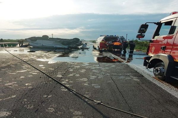 Dâmbovița: Accident grav cu o dubă răsturnată pe Autostrada A1. A fost solicitată intervenția elicopterului SMURD 