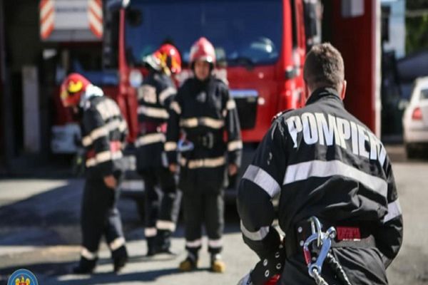 Copil de trei ani, blocat în mașină, în municipiul Târgoviște. Au intervenit pompierii militari