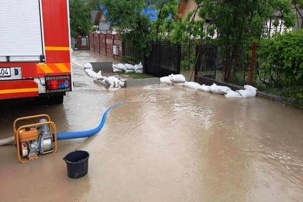 Dâmbovița. Inundații în numeroase gospodării în urma ploilor. Pompierii au acționat la foc automat