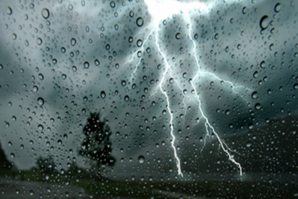 Cod galben de ploi abundente și descărcări electrice în 16 județe și București