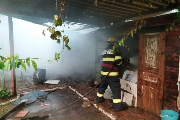 Incendiu puternic la Moreni! Trei anexe gospodărești, cuprinse de flăcări