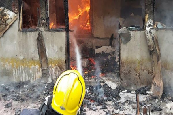 Pompieri din Dâmbovița și Prahova, mobilizați pentru un incendiu uriaș