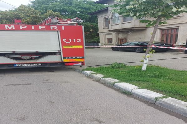Miros puternic de gaze pe o stradă din Găești. Au intervenit pompierii