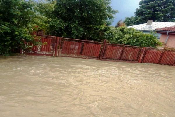 Zeci de gospodării  din Dâmbovița, afectate de inundații