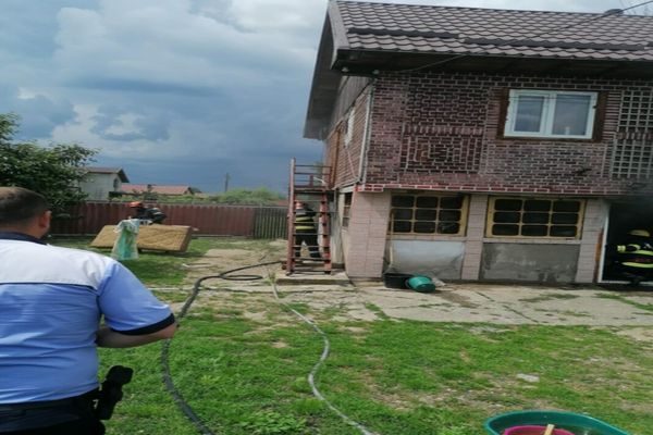 Incendiu puternic la o locuință din localitatea Petrești! Pompierii au intervenit prompt pentru lichidarea pericolului