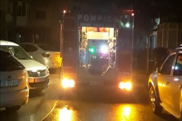 Incendiu la un bloc din Moreni. Zeci de locatari, evacuați. O femeie a suferit un atac de panică