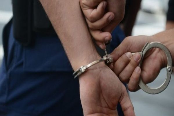 Dâmbovița. Un bărbat a fost reținut de polițiști după ce și-a șantajat fosta concubină 