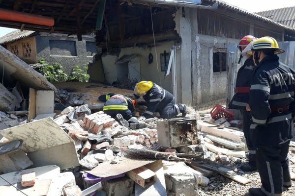 Explozie provocată de o butelie într-o locuință din Dâmbovița. Proprietara a făcut atac de panică