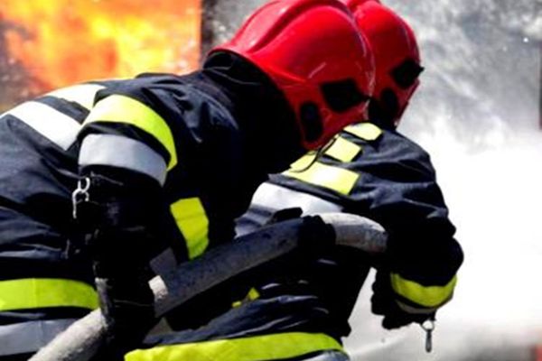 Dâmbovița. Incendiu puternic la Crevedia. O casă a fost cuprinsă de flăcări
