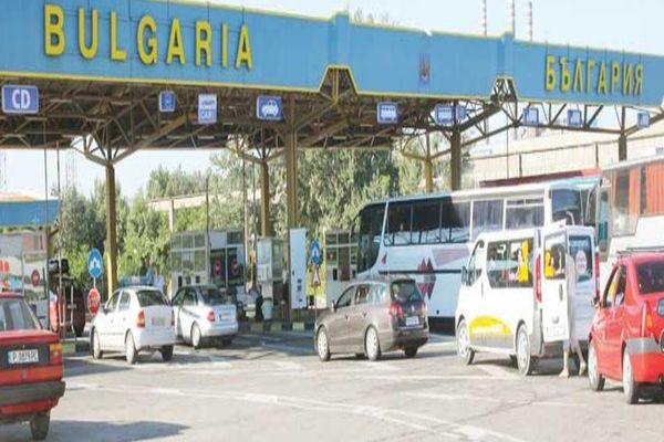 MAE: Reguli noi. Turiștii care merg în Bulgaria trebuie să prezinte doar pașaportul sau cartea de identitate 