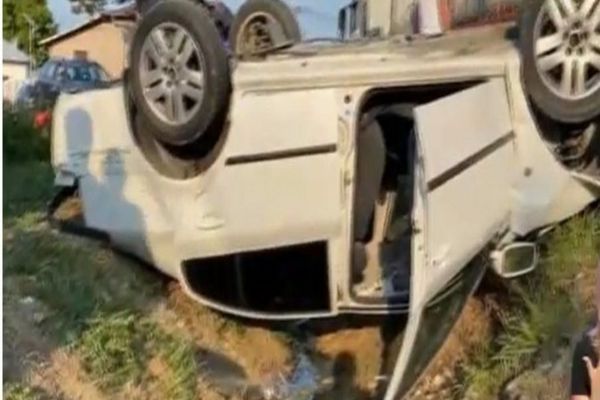 Accident pe Drumul Național 72, între Târgoviște și Ploiești. O mașină s-a răsturnat
