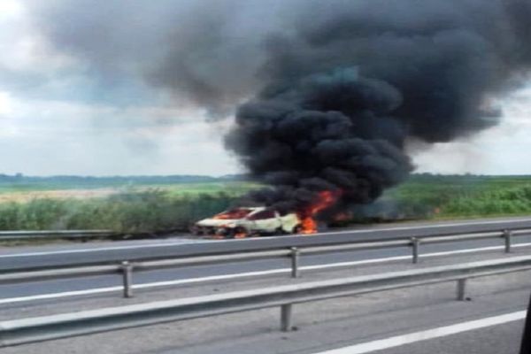 Dâmbovița. Incendiu pe A1, la kilometrul 68! Un autoturism a luat foc 
