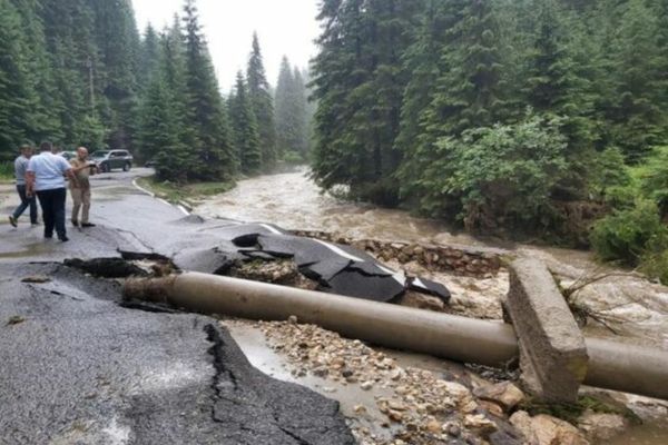 Dâmbovița. Sute de metri din DJ714 au fost distruși de ploile puternice
