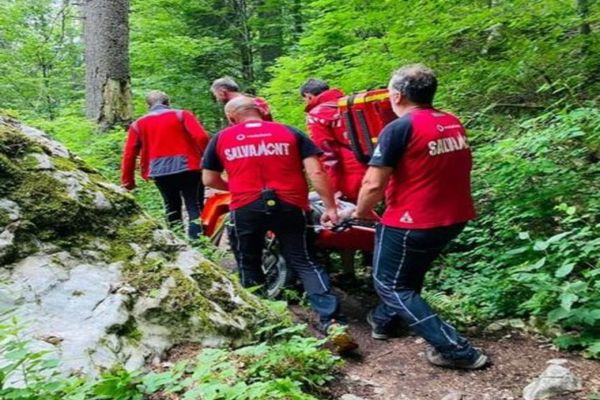 Turist accidentat în Cheile Zănoagei, salvat de salvamontiștii din Dâmbovița