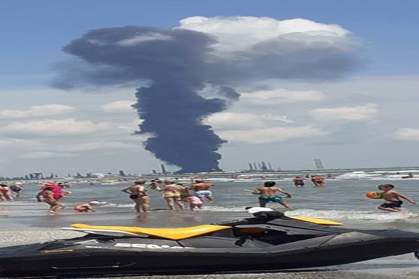 EXPLOZIE urmată de INCENDIU, la Rafinăria Petromidia Năvodari. Populația, avertizată să părăsească zona 