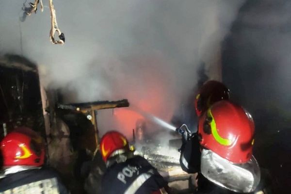 Magazie în flăcări, în Dâmbovița. Trei autospeciale de stingere au intervenit în Colanu