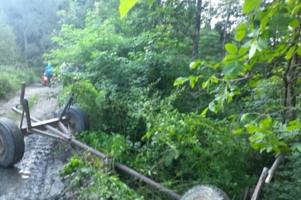 Dâmbovița!Un bărbat de 45 de ani a decedat după ce s-a răsturnat cu tractorul