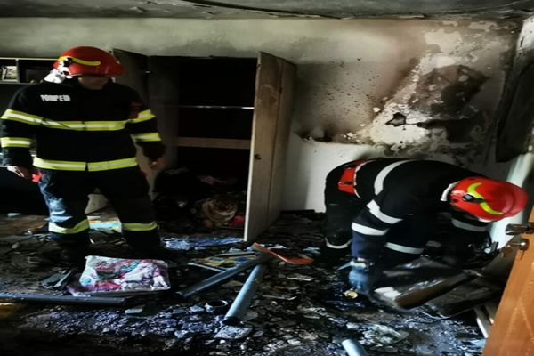 Dâmbovița. Incendiu violent într-un un bloc din Găești: O femeie de 73 de ani a fost intoxicată cu fum!
