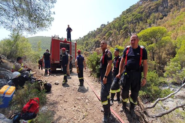 Pompierii români în Grecia, pregătiți să intervină pentru lichidarea eventualelor focare izolate