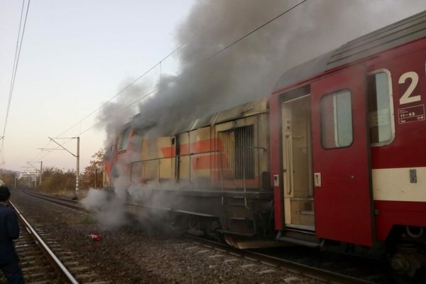 Tren cu zeci de călători, cuprins de flăcări în Gara Titu
