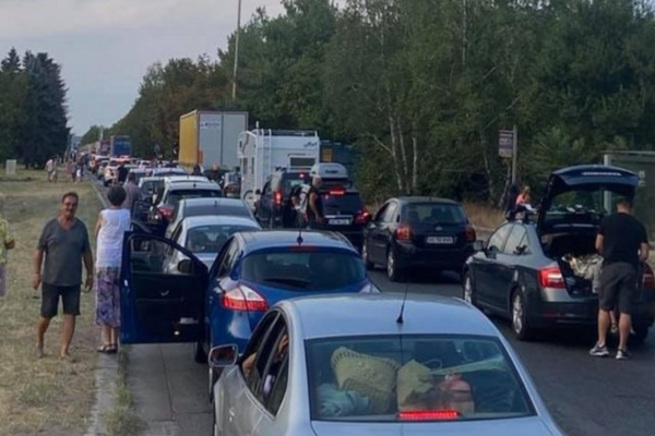 Bulgaria intră la noapte în zona galbenă. Cozi și nervi la vamă, românii se întorc în grabă din vacanță, pentru a evita carantina