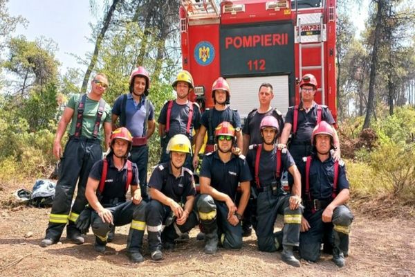 Pompierii dâmbovițeni care s-au luptat cu flăcările din Grecia au ajuns acasă