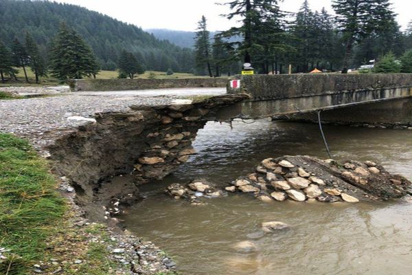 Inundațiile au făcut din nou prăpăd în zona montană a județului Dâmbovița