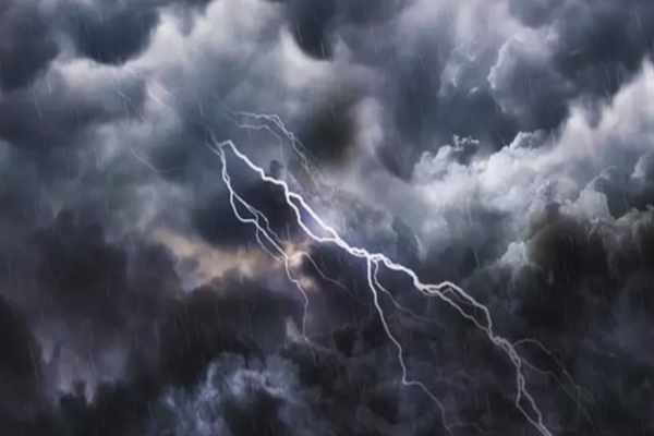 Meteorologii au emis cod galben și portocaliu de vreme rea pentru următoarele două zile! Vezi regiunile afectate