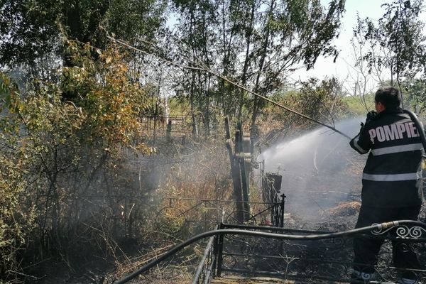 Dâmbovița. Incendiu violent într-un cimitir