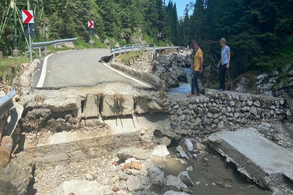 Pagube și gunoaie în urma viiturilor produse în Dâmbovița