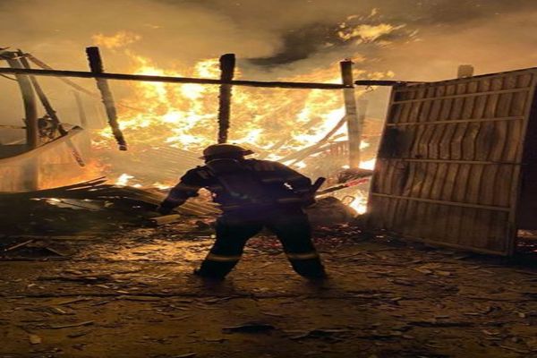 Dâmboviţa. Incendiu violent la o magazie şi un atelier din Brâncoveanu