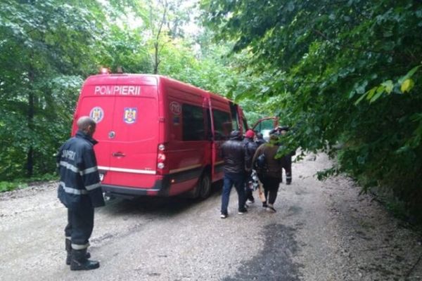 Pompierii din Dâmbovița au acționat la foc continuu pentru înlăturarea efectelor fenomenelor meteorologice