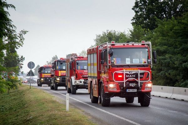 Peste 100 de pompieri români au plecat în Grecia să ajute la stingerea incendiilor de vegetație uscată – FOTO 