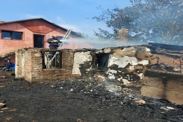 Casă din Dâmbovița distrusă de un incendiu puternic