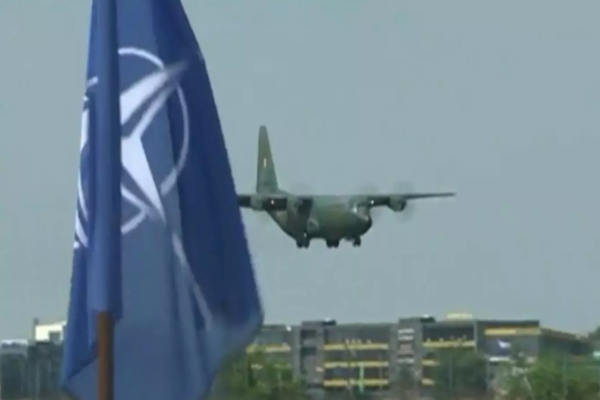 Avionul cu cei 15 români evacuați din Afganistan a ajuns în România