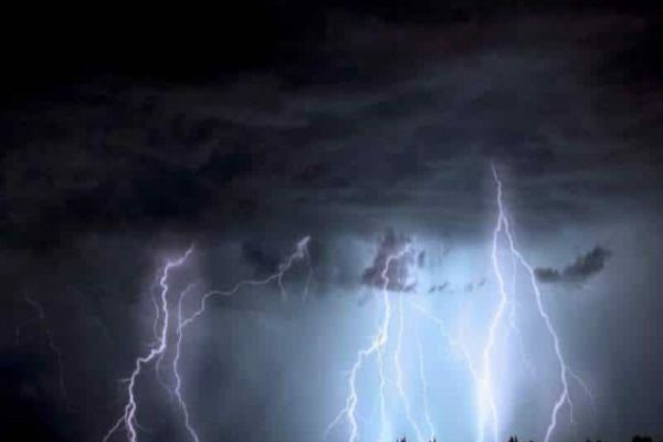 O nouă avertizare meteo de instabilitate atmosferică în toată ţara, până miercuri dimineaţă