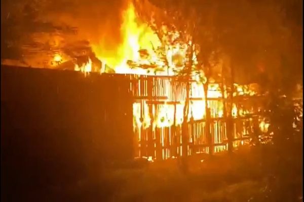 Casă mistuită de flăcări pe Valea Dâmboviței. Un bărbat de 80 de ani a suferit arsuri grave