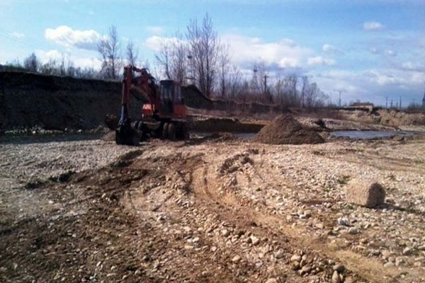 Dosar penal pentru un bărbat care extrăgea agregate minerale din albia unui pârâu de pe Valea Dâmboviței