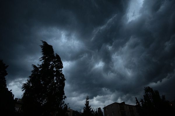 Ploi, descărcări electrice şi intensificări ale vântului, până sâmbătă dimineaţă